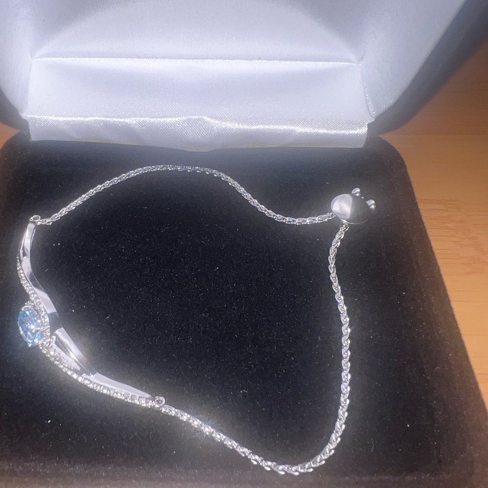 Kay Jewelers Bracelet with diamonds around & a beautiful sapphire center - Picture 8 of 16